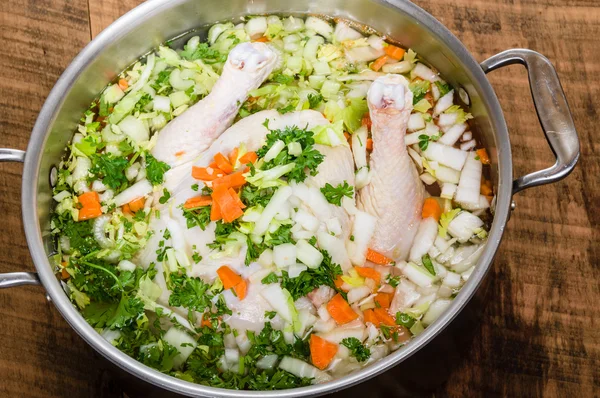 Ingredientes de sopa de pollo en olla para cocinar — Foto de Stock