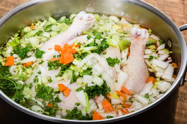 Supă de pui ingrediente în oală de gătit — Fotografie, imagine de stoc