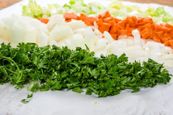 Zubereitung der Suppe mit Karotten, Zwiebeln und Sellerie — Stockfoto