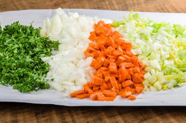 胡萝卜、 洋葱和芹菜汤准备 — 图库照片