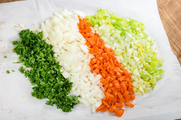 Preparação para sopa com cenouras, cebolas e aipo Fotografia De Stock