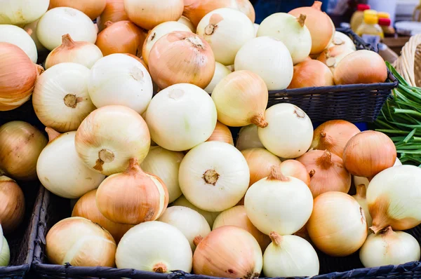 Exposición de cebollas frescas en el mercado — Foto de Stock