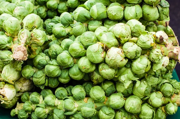 Green brussel sprouts at the market — Stock Photo, Image