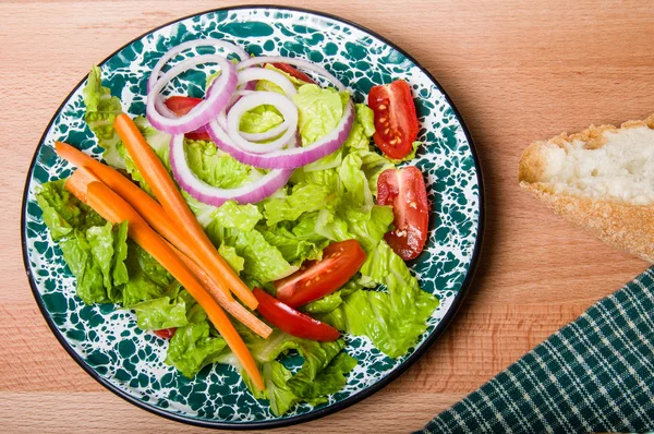 Fresh green salad with bread — Stock Photo, Image