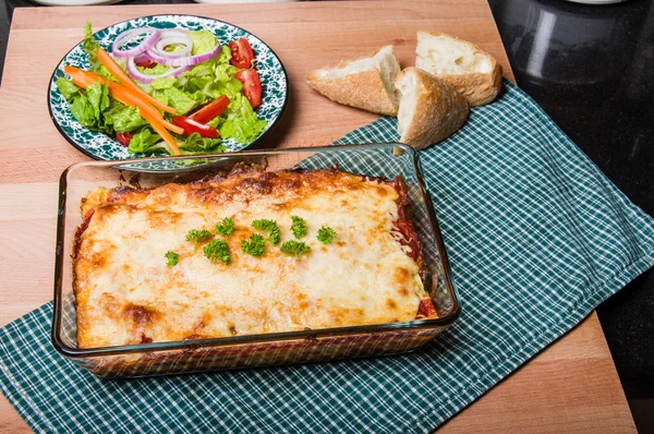 Pečené lasagne miska se salátem — Stock fotografie