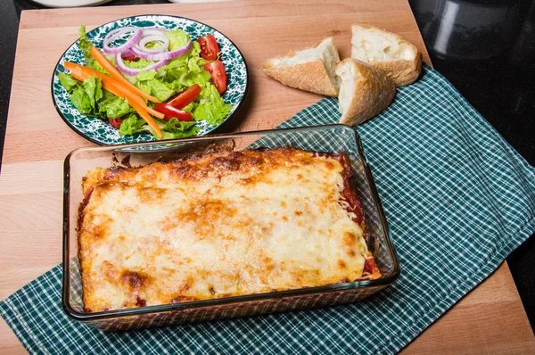 Pečené lasagne miska se salátem — Stock fotografie