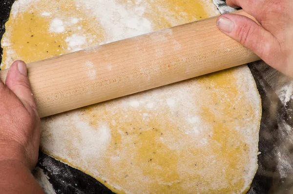 Домашнє тісто формується в макарони — стокове фото