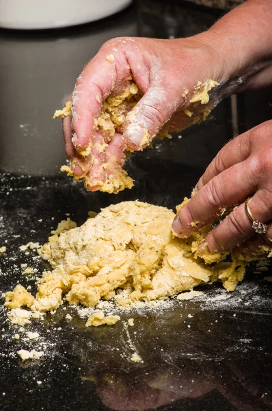 Cocinar formando masa en fideos de pasta — Foto de Stock