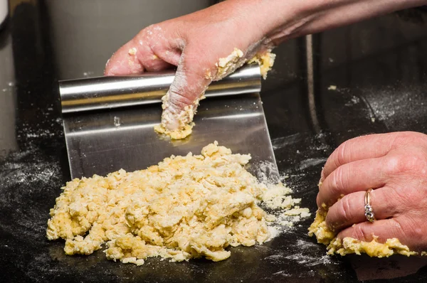 Готуйте тісто для формування макаронної локшини — стокове фото