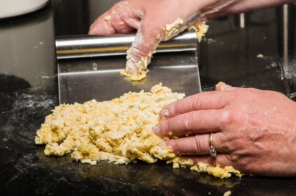 Готуйте тісто для формування макаронної локшини — стокове фото