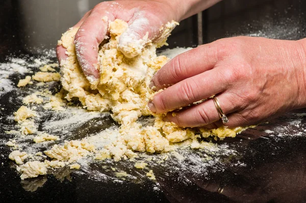 Μαγειρέψτε ζύμη που αποτελούν σε ζυμαρικά noodles — Φωτογραφία Αρχείου