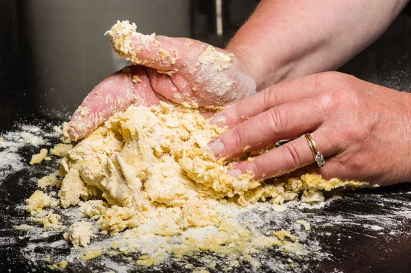 Cuire la pâte en pâtes nouilles — Photo