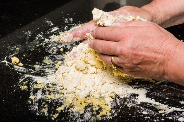 Cocinar formando masa en fideos de pasta — Foto de Stock
