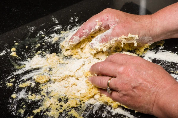 Cuire la pâte en pâtes nouilles — Photo