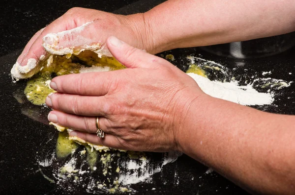 Cocinar formando masa en fideos de pasta — Foto de Stock