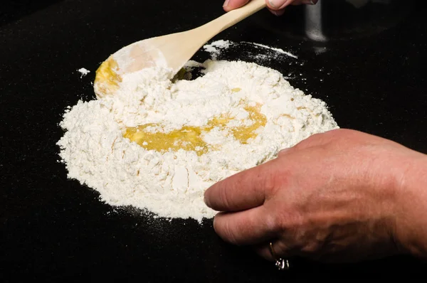 Főzni alkotó tészta, tészta tészta-ba — Stock Fotó