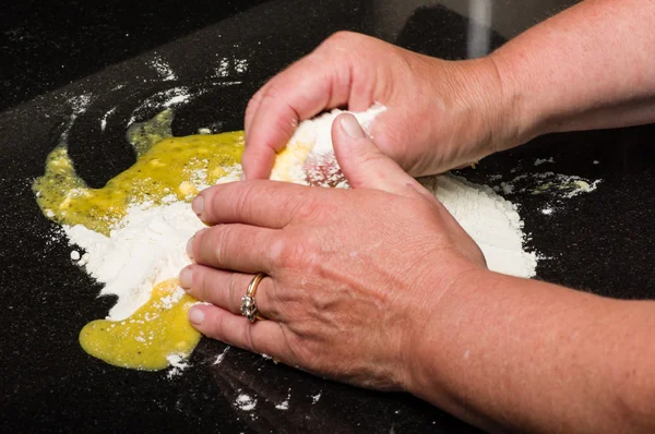 Cocinar formando masa en fideos de pasta — Foto de Stock