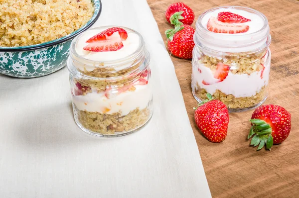 Oatmeal parfait with strawberries and cream — Stock Photo, Image