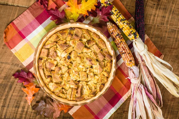 葡萄干面包布丁沙漠与秋天的装饰品 — 图库照片