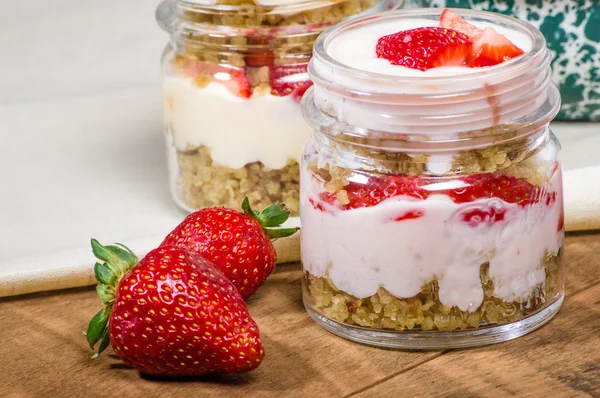 Oatmeal parfait with strawberries and cream — Stock Photo, Image