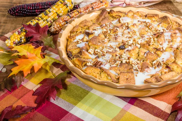 Pudín de pan de pasas desierto con decoraciones de otoño — Foto de Stock
