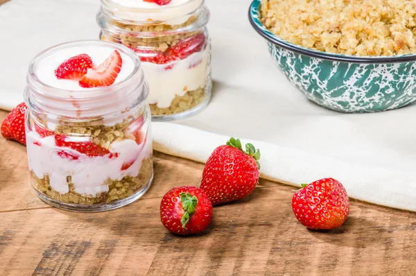 Oatmeal parfait with strawberries and cream — Stock Photo, Image