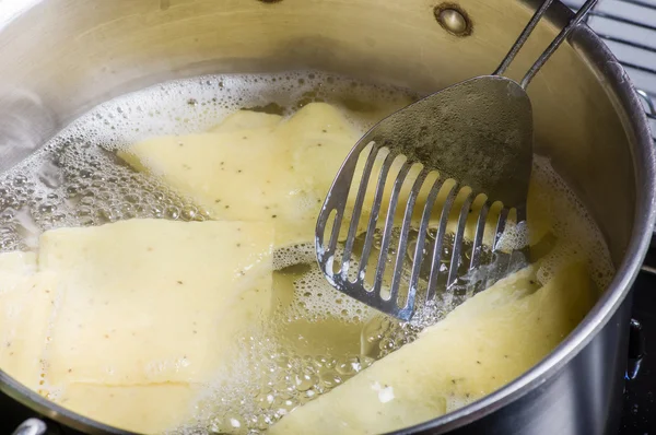 Forrásban lévő vízben lasagne tészta — Stock Fotó