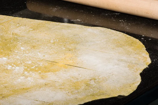 Домашнее тесто превращается в макароны — стоковое фото