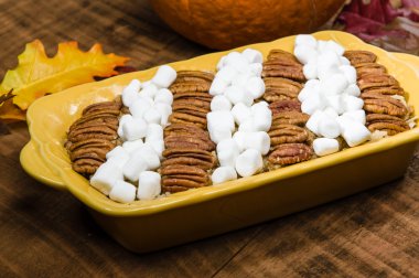 Tatlı patates güveç çanağı tepesi ile