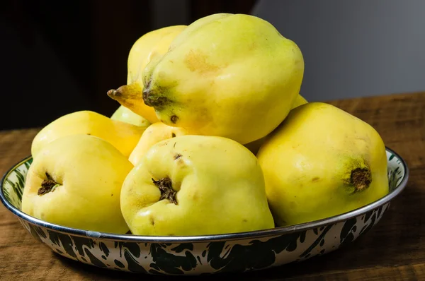 Coing jaune sur table en bois — Photo