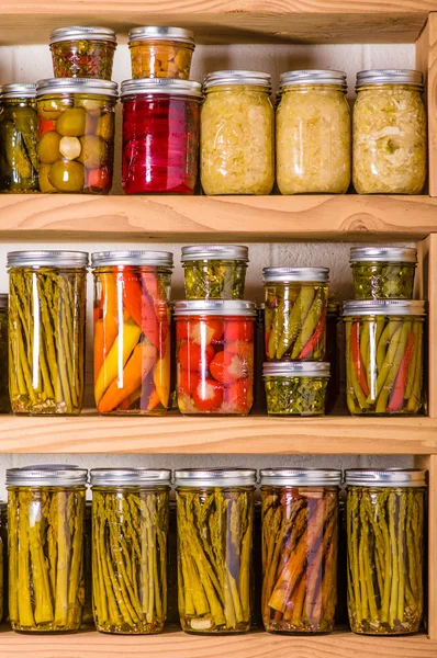 Ingemaakte groenten in de pantry — Stockfoto
