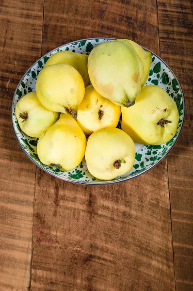 Coing jaune sur table en bois — Photo