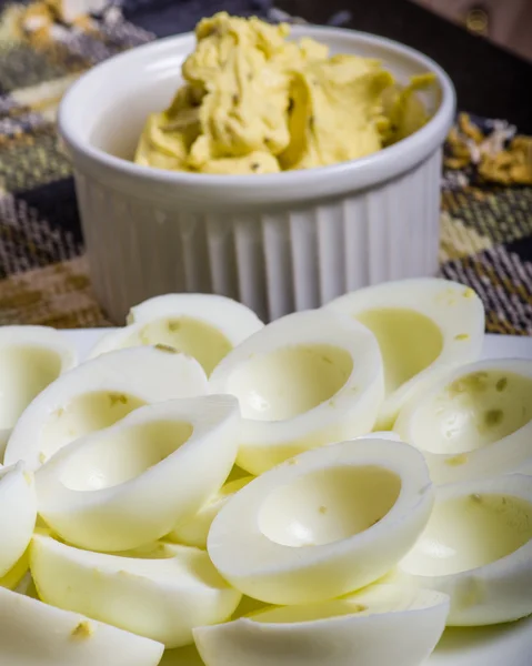 Preparando huevos endemoniados en la cocina — Foto de Stock