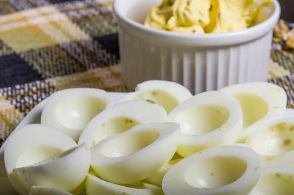 Preparando huevos endemoniados en la cocina — Foto de Stock