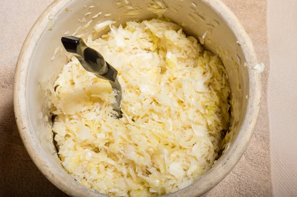 Sauerkraut hecho de col cortada Imágenes de stock libres de derechos