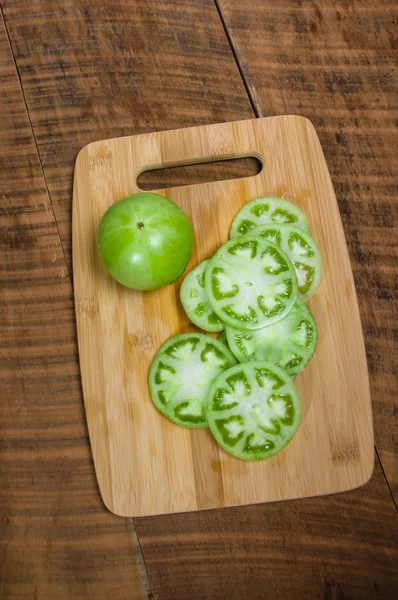 Geschnittene grüne Tomaten aus dem Garten — Stockfoto