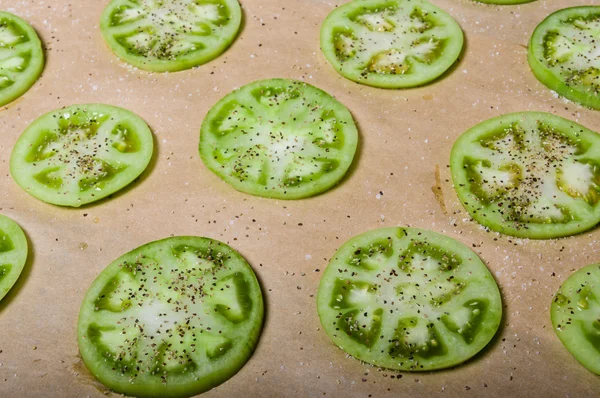 Geschnittene grüne Tomaten aus dem Garten — Stockfoto