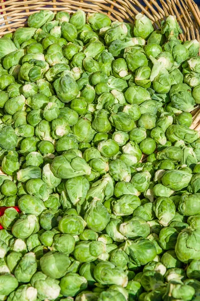 Basket of brussel sprouts at the market — Stock Photo, Image