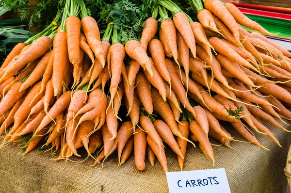 Visning av orange morötter på marknaden — Stockfoto