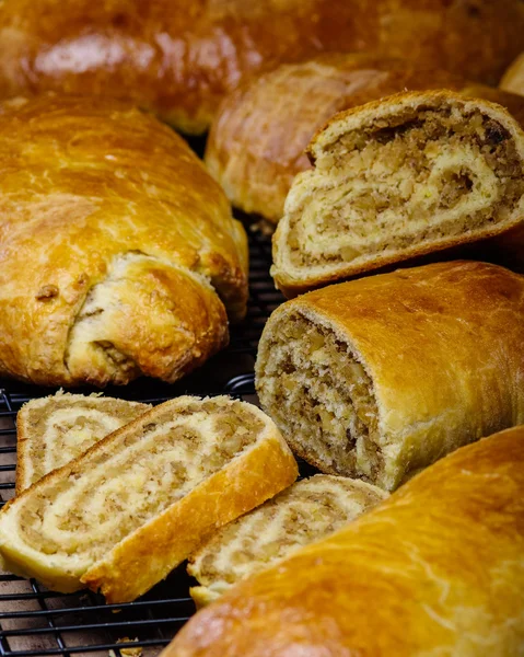 Frisch gebackene Weihnachtsnussbrötchen — Stockfoto