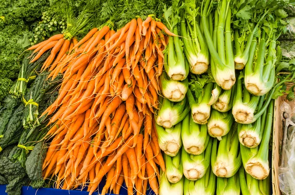 Celer a mrkev na farmářský trh — Stock fotografie