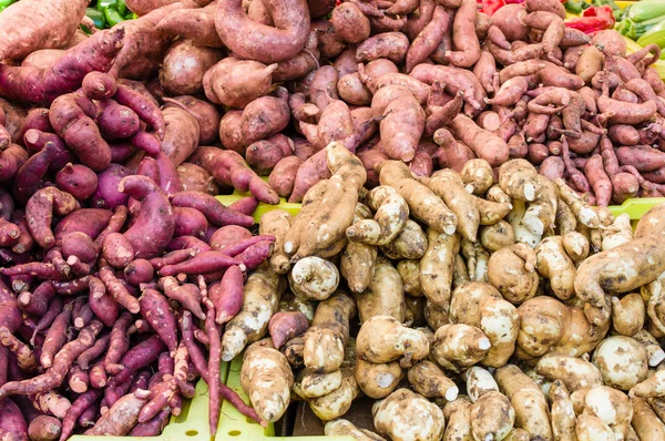 Display of sweet potatoes at the market — Stock Photo, Image