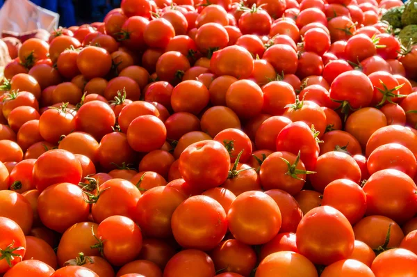 Présentoir en vrac de tomates rouges — Photo