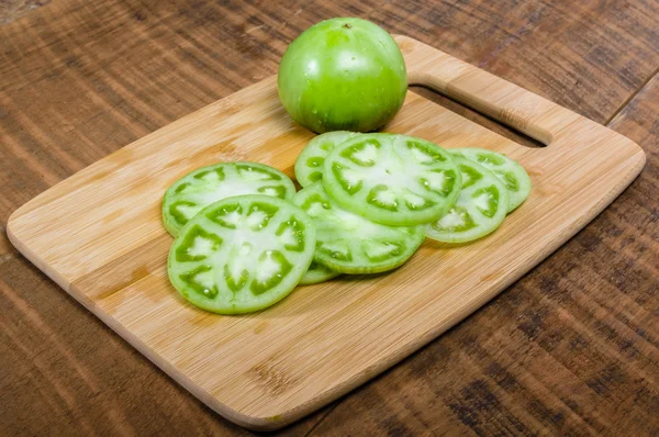 Geschnittene grüne Tomaten aus dem Garten — Stockfoto