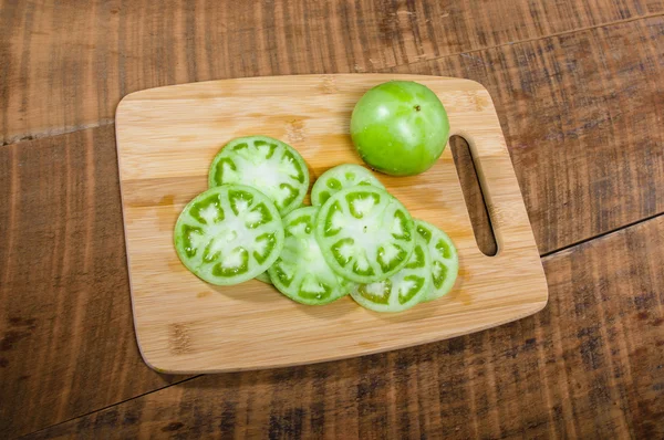 Geschnittene grüne Tomaten aus dem Garten — Stockfoto