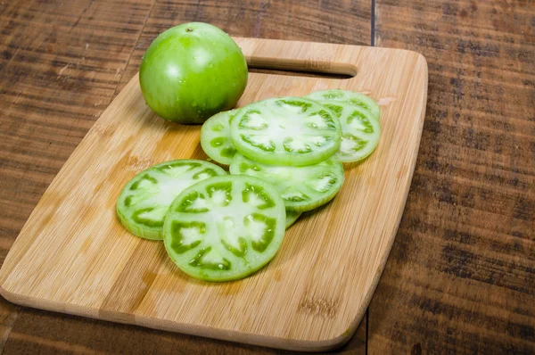 Sliced green tomatoes from the garden — Stock Photo, Image