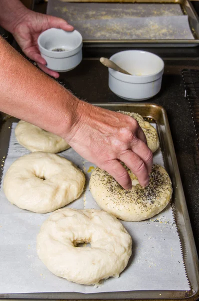 Gekochte Bagels zum Backen gewürzt — Stockfoto