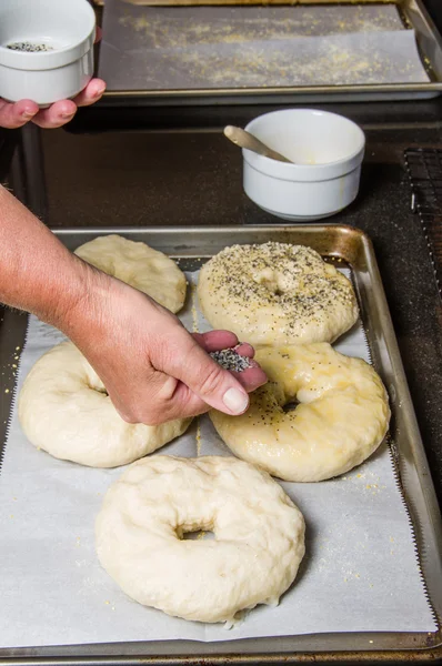 Gekochte Bagels zum Backen gewürzt — Stockfoto