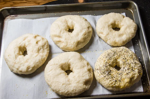 Gekochte Bagels zum Backen gewürzt — Stockfoto