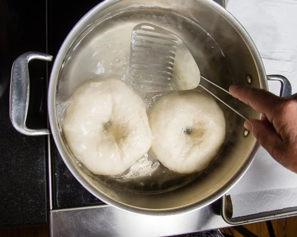 Bagel freschi bolliti prima della cottura — Foto Stock